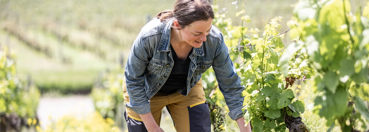 Die Winzerin und Jungsommelière Silvia Emmerich im Weinberg