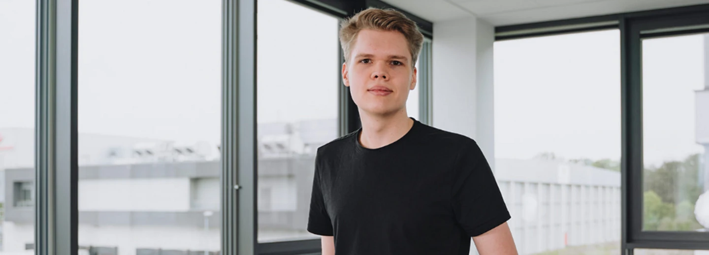Ein dualer Student von Transgourmet Deutschland im einem Meetingraum der Zentrale in Riedstadt