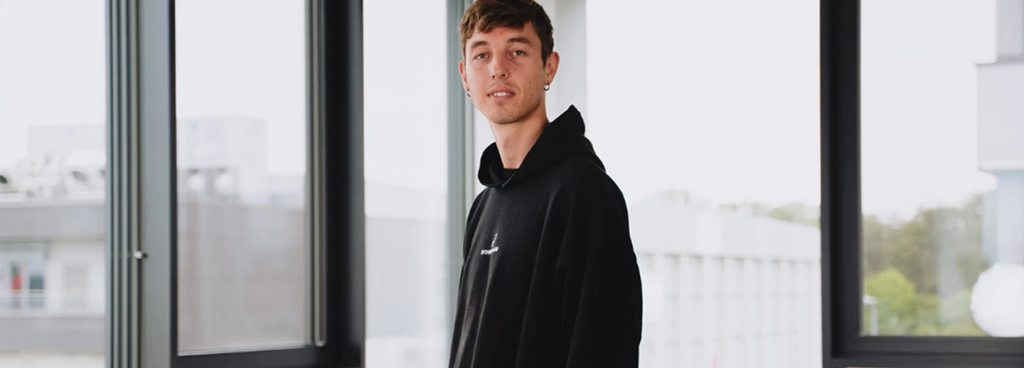 Ein dualer Student von Transgourmet Deutschland in einem Besprechungsraum