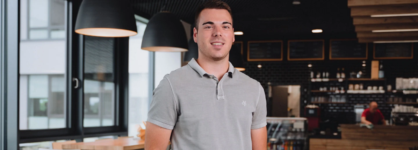 Ein dualer Student von Transgourmet Deutschland im Bistro der Zentrale in Riedstadt