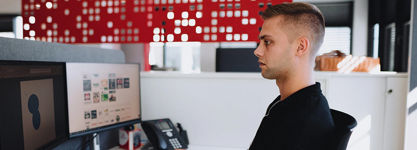 Ein dualer Student von Transgourmet Deutschland an seinem Büroarbeitsplatz