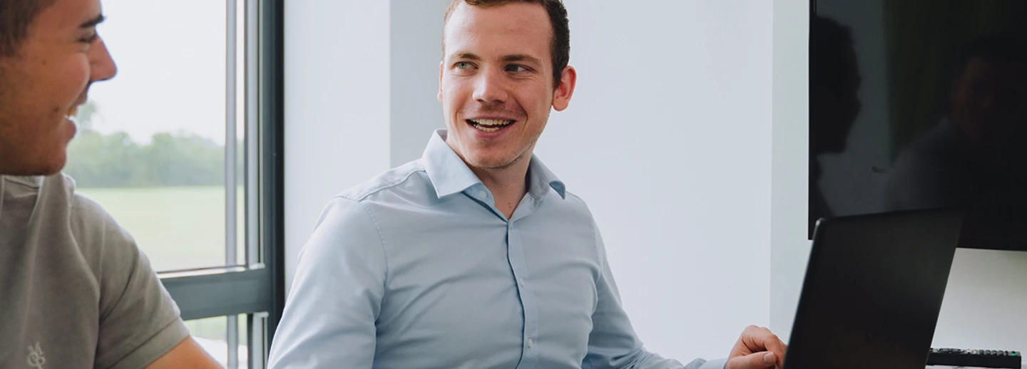 Duale Studenten im Gespräch in einem Besprechungsraum bei Transgourmet Deutschland