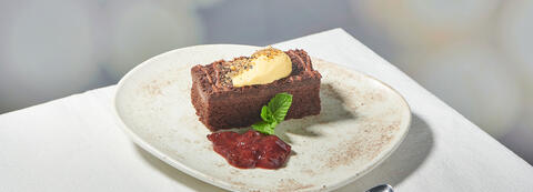 Brownie mit Crème Brûlée, Pflaumen-Rum-Grütze und Tonka Bohne Brownie mit Crème Brûlée, Pflaumen-Rum-Grütze und Tonka Bohne