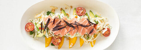 Thai Glasnudelsalat mit Avocado, Kirschtomaten und grünen Bohnen mit No Salmon Sashimi Thai Glasnudelsalat mit Avocado, Kirschtomaten und grünen Bohnen mit No Salmon Sashimi