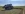 Ein Traktor striegelt ein Weizenfeld