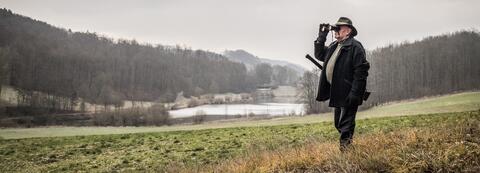 Wild aus der Hohenlohe -Jäger mit Fernglas