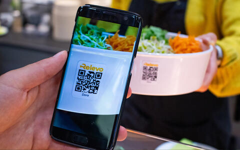 QR-Code einer Salat bowl auf einem Handy