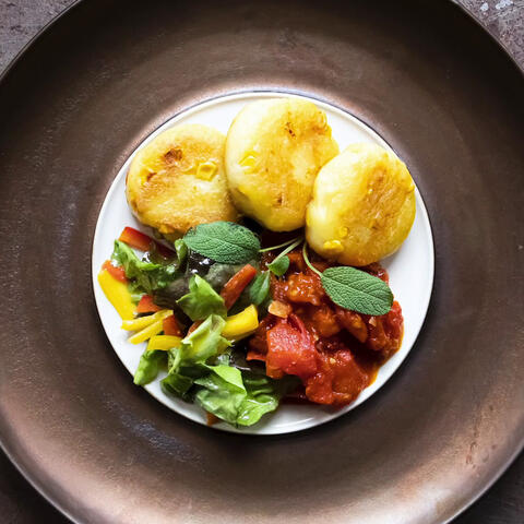 Rezeptbild Plant-based Maispuffer mit Tomatenchutney & Salat