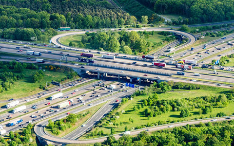 Autobahnkreuz mit vielen Fahrzeugen