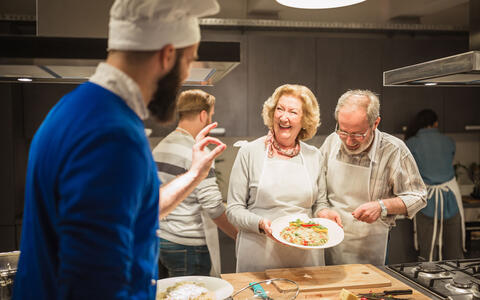 Senioren kochen zusammen