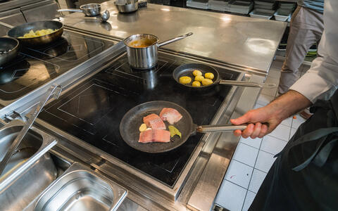 Lachs und Kartoffeln in der Pfanne