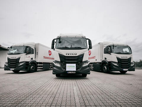 Drei Transgourmet Biogas-LKWs in der Frontalansicht auf einem Parkplatz