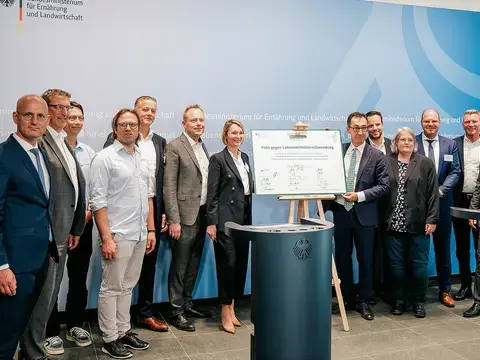 Bundeslandwirtschaftsminister Cem Özdemir, Manfred Hofer von Transgourmet und weitere Groß- und Einzelhandelsunternehmen bei der Unterzeichnung des „Pakt gegen Lebensmittelverschwendung“.