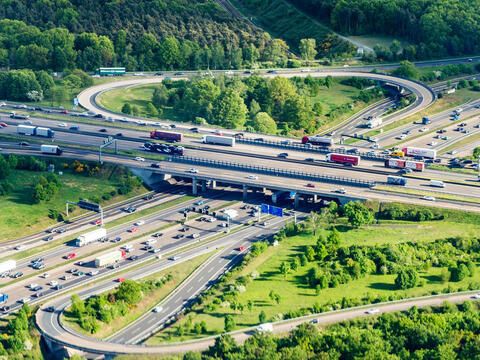 Autobahnkreuz mit vielen Fahrzeugen
