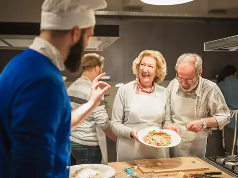 Senioren kochen zusammen