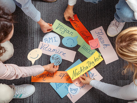 Personen in einem Workshop sortieren Themenkarten