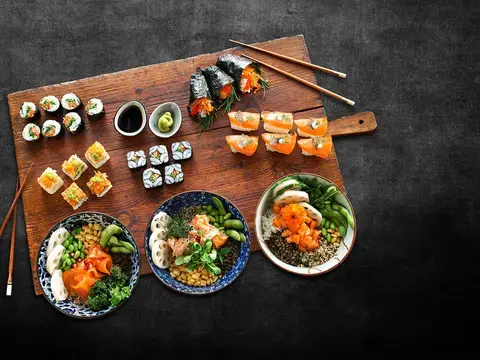 Sushiplatte mit einer Auswahl an Variationen