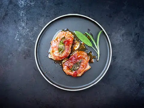 Saltimbocca mit großem Salbeiblatt.