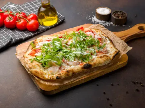 Pinsa mit Rucola.