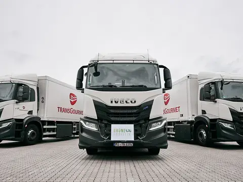 Drei Transgourmet Biogas-LKWs in der Frontalansicht