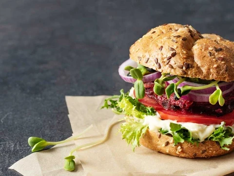 Veganer Burger auf einem Papier.