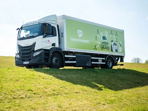 LKW mit Hamburg wird grüner-Beklebung auf einem Deich.
