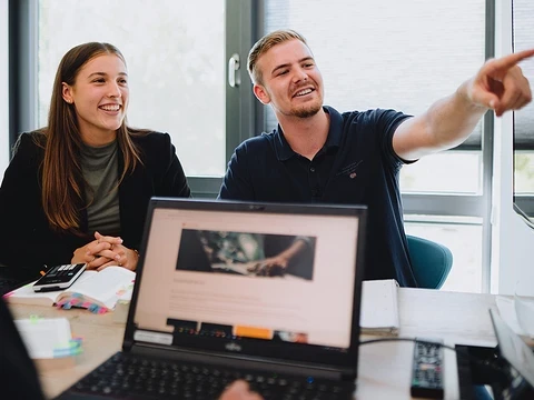 Dual Studierende bei Transgourmet Deutschland während eines Meetings
