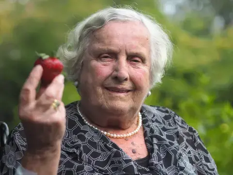Foto_Ursula_Lebensqualitaet-im-Pflegeheim-Erdbeere-800x600.jpg