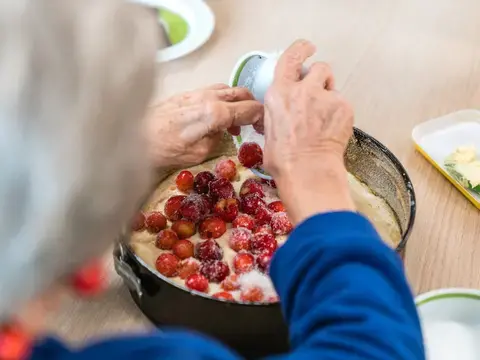 Im AWO Zentrum Bayreuth entsteht ein köstlicher Kirschkuchen