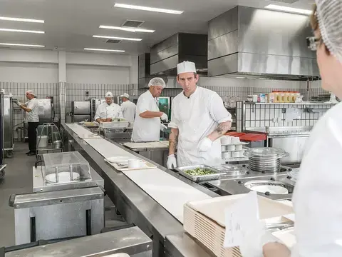 Team von Köchen in der Großküche