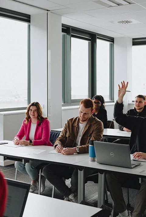Auszubildende im internen Unterricht in einem Schulungsraum bei Transgourmet Deutschland