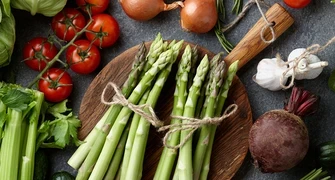 Frisches Gemüse: Spargel, Tomaten, Karotten, Spinat und mehr.