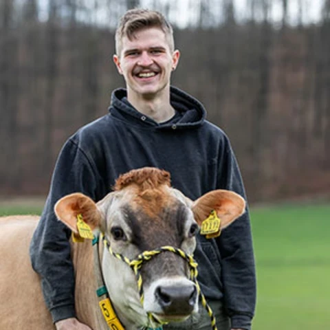 Marvin Meyer mit seiner ersten selbst gekauften Kuh Maggie